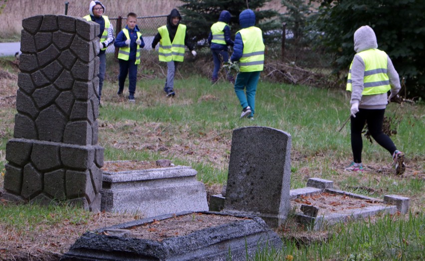 Dzięki pracy wielu rąk cmentarz mennonicki w Szynychu pod...