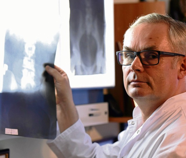 Prof. Marek Harat pilnie śledzi badania naukowców, poszukujących recepty na regenerację uszkodzonego rdzenia kręgowego. Co roku o tej porze do kliniki neurochirurgii, którą profesor kieruje, trafiają młodzi ludzie, których brawura doprowadziła do kalectwa.