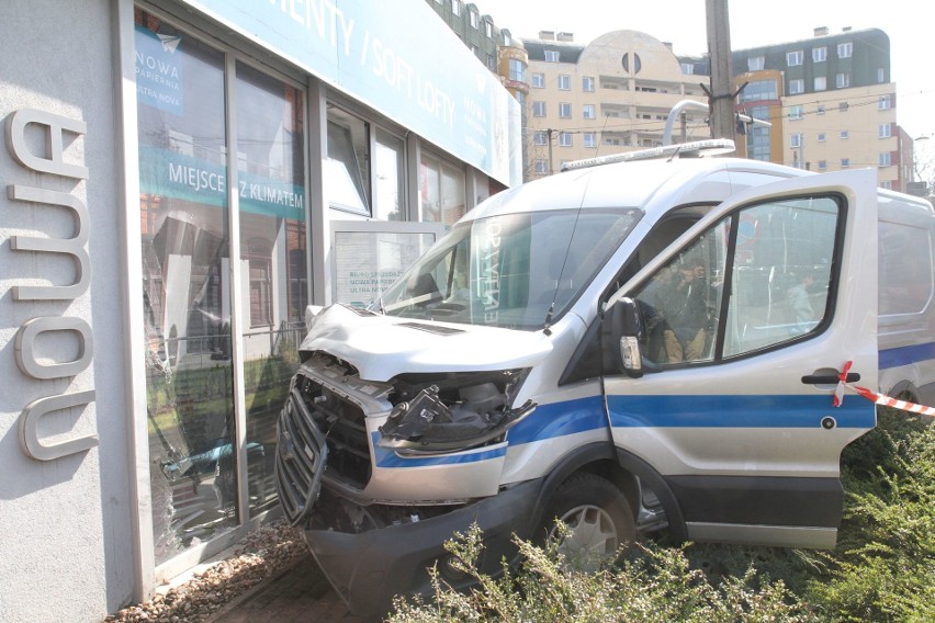 Wrocław: Wypadek busa Służby Więziennej              