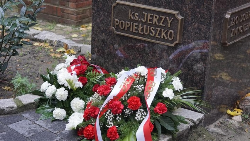 Złożenie kwiatów pod pomnikiem księdza Popiełuszki