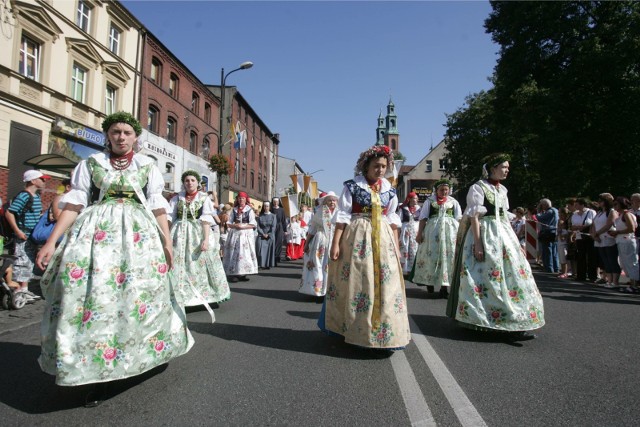 Pielgrzymka kobiet do Piekar Śląskich na archiwalnych zdjęciach. Zobacz kolejne >>>