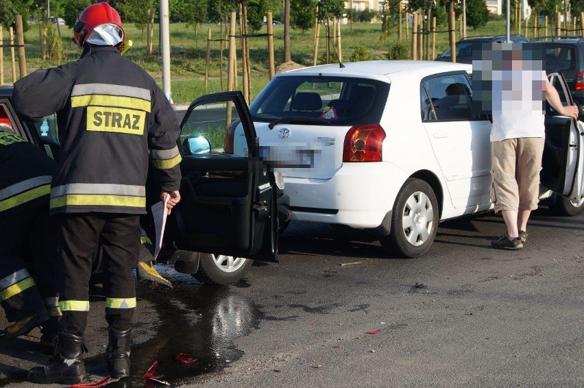 Wypadek na ul. 11-Listopada w Słupsku. Kierowca w szpitalu