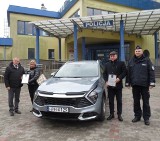 Komenda policji w Grójcu otrzymała nowy radiowóz. Samochód jest warty prawie 200 tysięcy złotych