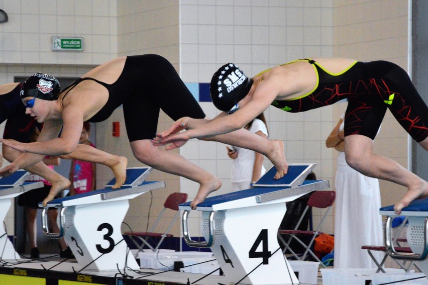 Pływanie. Czternaście medali Unii Oświęcim w mistrzostwach Polski juniorów 15-letnich. Do kraula trzeba dwojga [ZDJĘCIA]