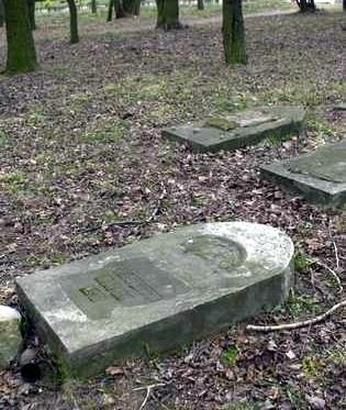 Już współcześnie działacze Towarzystwa Przyjaźni Ziemi Opatowskiej zabezpieczyli nieliczne fragmenty macew, które przetrwały nad rzeką Opatówką. Odzyskane fragmenty umieszczono na dawnym cmentarzu.