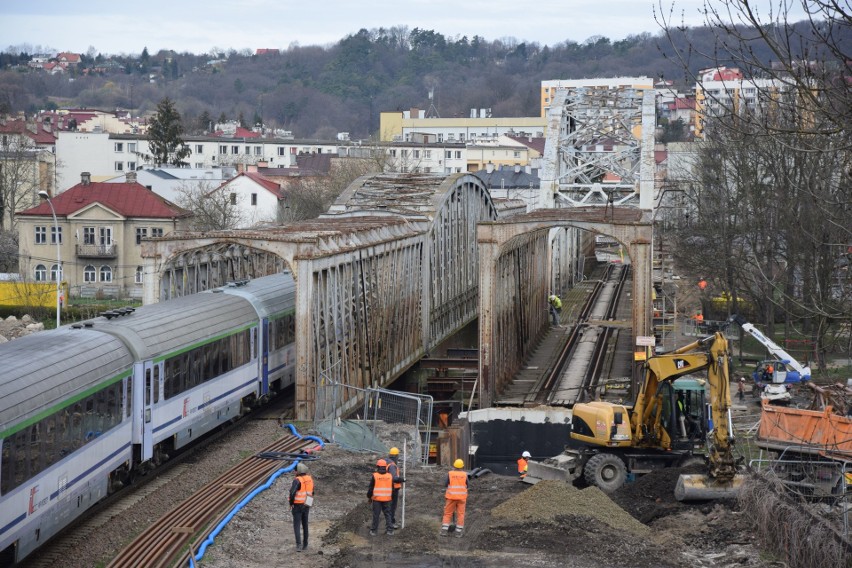 Budowa nowego mostu kolejowego w Przemyślu. Ruch pociągów...