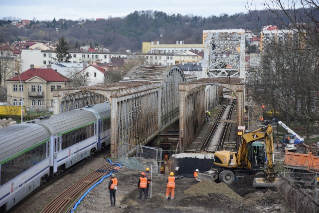 Budowa nowego mostu kolejowego w Przemyślu. Ruch pociągów odbywa się jednym torem.