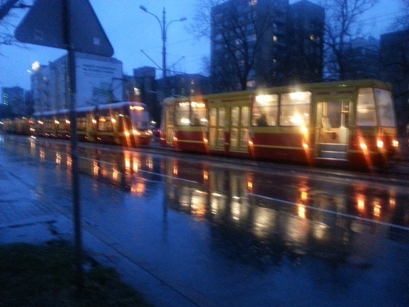 Stały tramwaje na al. Kościuszki. Awaria w popołudniowych godzinach szczytu