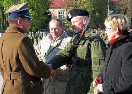 Dowódca Garnizonu Przemyśl i 14 Brygady OT - płk dypl. Witold Pawlica gratuluje szer. Marcinowi Kluzowi i jego rodzicom. Do grona prymusów zostali też zaliczeni: szer. Piotr Czubski, szer. Wojciech Jędruch i szer. Jarosław Krestian.