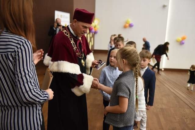 Dzieci co dwa tygodnie będą miały szansę uczestniczyć w pasjonujących zajęciach na UMK