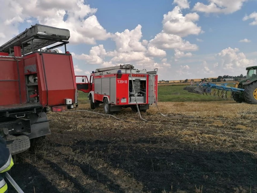 Tragiczny wypadek w Mirowicach - mężczyzna zginął w pożarze prasy do słomy na polu [ZDJĘCIA]