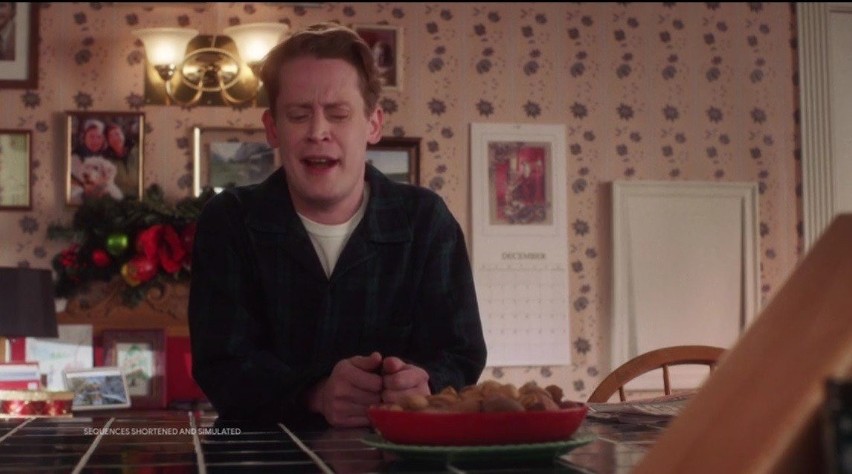 "Kevin sam w domu". Macaulay Culkin po 28 latach odtwarza sceny z kultowego świątecznego filmu! [WIDEO]