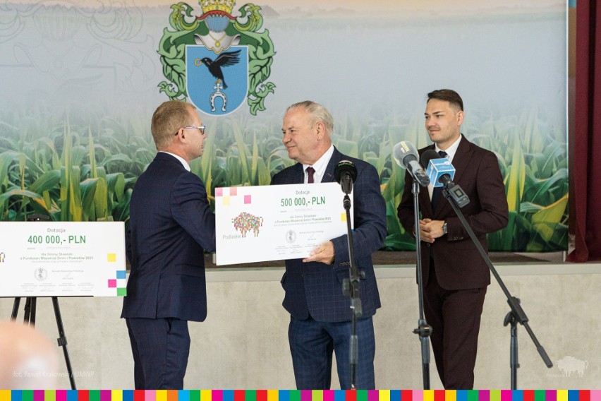 Gminy z subregionu łomżyńskiego odebrały symboliczne czeki ze wsparciem. Do gmin trafi 3,4 mln zł