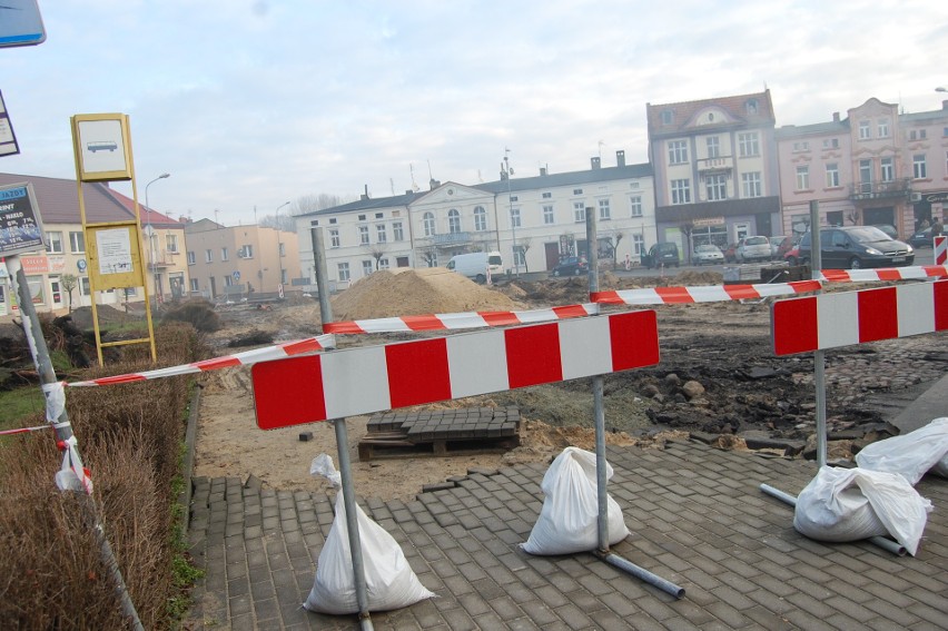 Mrotecki rynek rozkopany.  W miejscu skweru przy ratuszu...