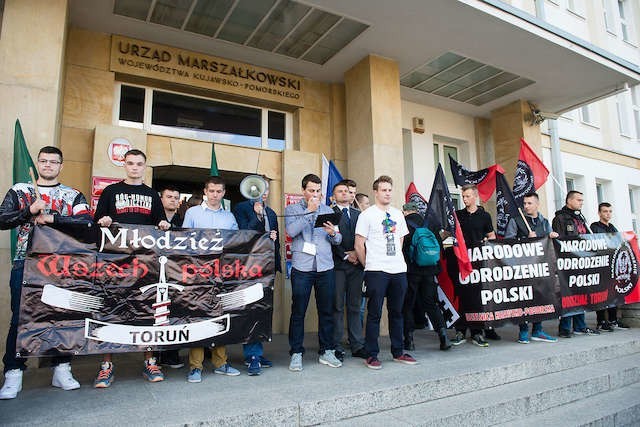 Marsz 27 września 2015 roku rozpoczął się od demonstracji przed Urzędem Marszałkowskim w Toruniu