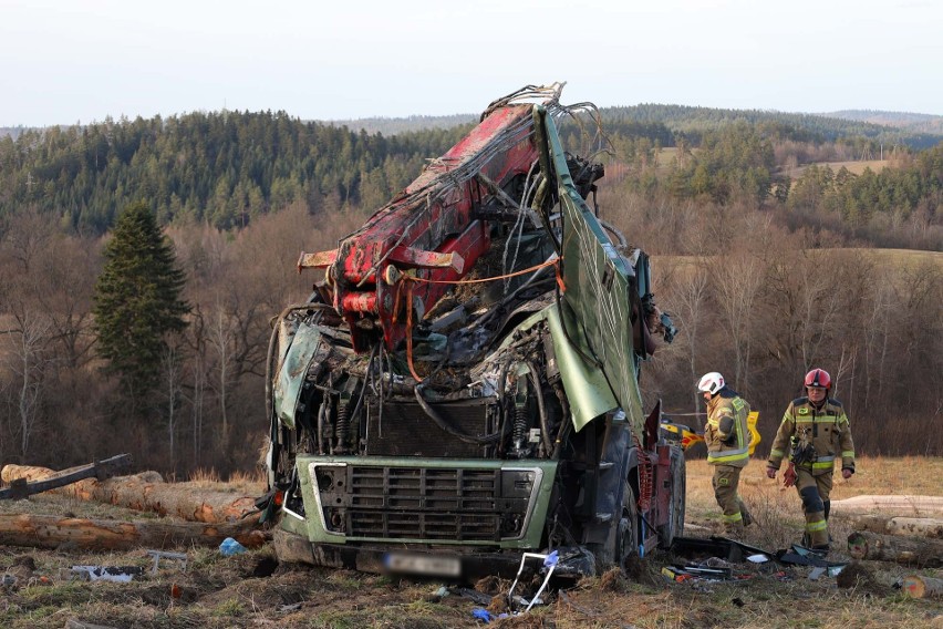 Koszmarny wypadek na "zakręcie śmierci" w Leszczawie Dolnej. Ciężarówka z drewnem spadła ze skarpy i dachowała [ZDJĘCIA, WIDEO]