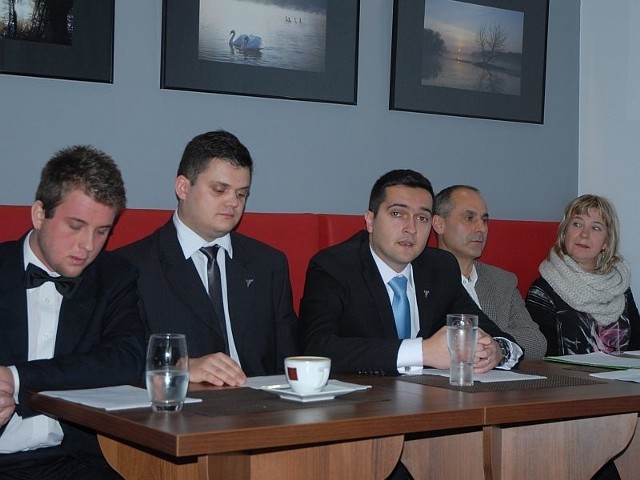 Kandydaci KNP na radnych i kandydat na prezydenta, od lewej: Michał Kacprzak, Jakub Żmudziński, Dalibor Mieszczyński, Mariusz Nurczyk i Dorota Andrzejczyk