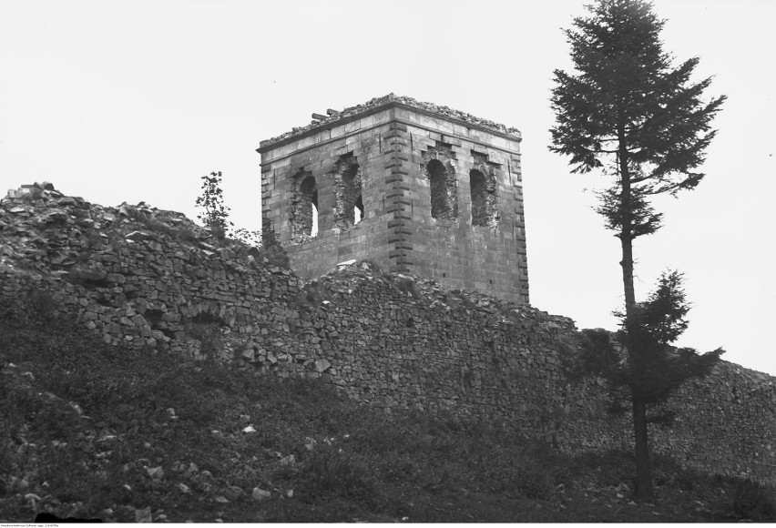 Lata 1914 – 1939, Ruiny wieży na Świętym Krzyżu...
