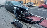 Wrocław: Wypadek na Curie-Skłodowskiej. Kierowca citroena wjechał na czerwonym świetle na skrzyżowanie [ZDJĘCIA]