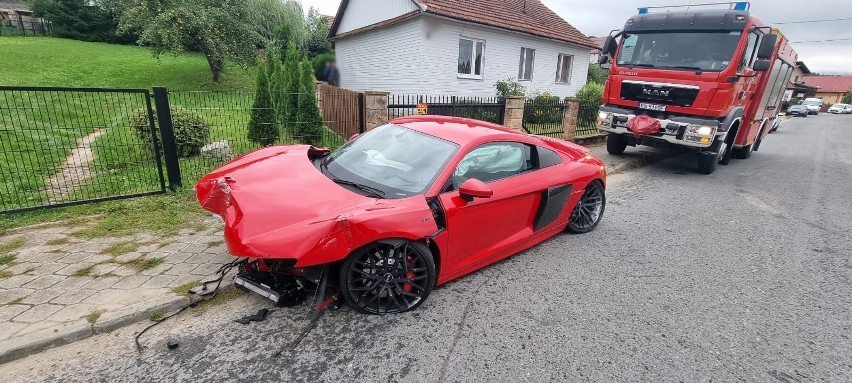 Stary Sącz wypadek. Sportowe audi wypadło z drogi i uderzył w ogrodzenie domu jednorodzinnego