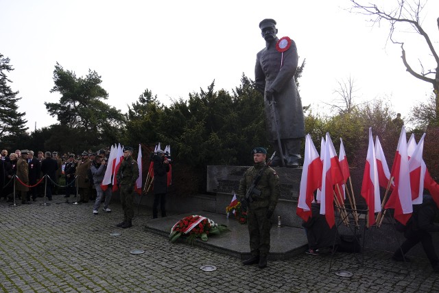 jednym z punktów obchodów Narodowego Święta Niepodległości w Toruniu jest uroczystość patriotyczna przed pomnikiem Marszałka Józefa Piłsudskiego