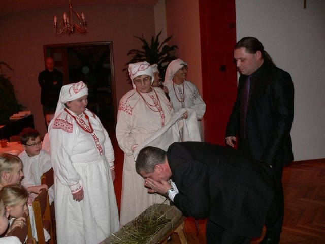Lasowiaczki kultywują zwyczaj mycia rąk i twarzy w cebrzyku. Na zdjęciu od lewej Jacek Hynowski, burmistrz Baranowa Sandomierskiego i Krzysztof Pitra, tarnobrzeski starosta.