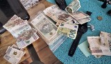 Seniorka oszukana na ponad pół miliona złotych! Oddała swoją kartę z PIN-em mężczyźnie podającemu się za policjanta