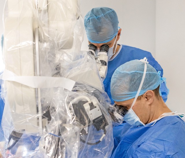 Zespół neurochirurgiczny podczas zabiegu na sali operacyjnej.