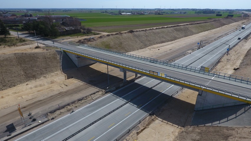 Przy wjeździe na budowaną autostradę A1 od Tuszyna do...