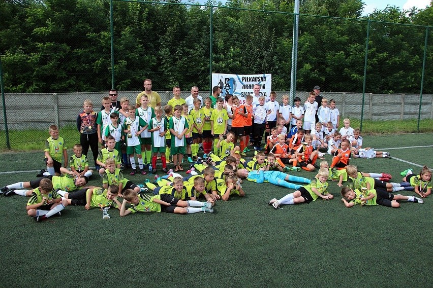 Młodzi piłkarze z regionu grali w turnieju w Skarżysku Kościelnym. Rywalizowali o puchar wójta [ZDJĘCIA]