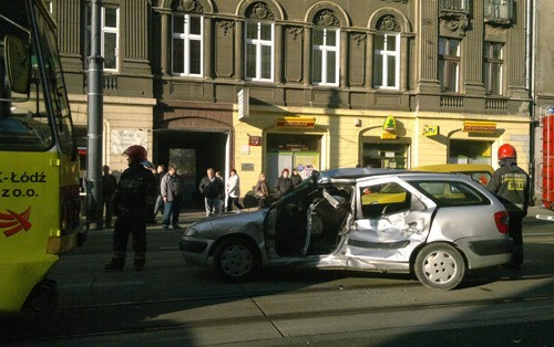 Wypadek na ul. Piotrkowskej. Jedna osoba ranna (wideo, zdjęcia)