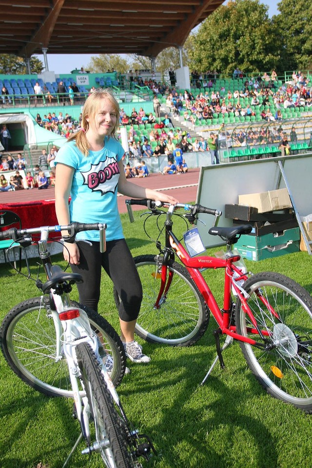 Karolina Lewandowska z Gimnazjum nr 12 jako pierwsza wylosowala  jeden z pieciu rowerów.