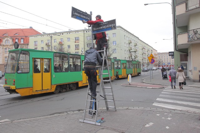 W poniedziałek rozpoczęła się wymiana tabliczek z nazwą na ulicy por. Janiny Lewandowskiej. Przez lata - od 1945 roku - była to ulica 23 Lutego. Jej nazwę 27 grudnia 2017 roku zmienił wojewoda wielkopolski.ZOBACZ TEŻ: >>>Kilkadziesiąt osób zapaliło znicz przed porodówką. Co działo się na Polnej? [ZDJĘCIA]