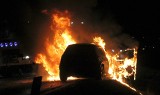 Policyjny pościg przez dwa województwa. W powiecie mieleckim samochód stanął w ogniu. Kierowca nie żyje (ZDJĘCIA, WIDEO)