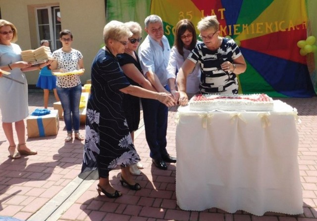 Podczas obchodów 35-lecia Specjalnego Ośrodka Szkolno-Wychowawczego w Niemienicach, nie zabrakło tradycyjnego tortu.
