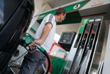 Kierowcy płacą 5 złotych za litr benzyny. Będzie jeszcze drożej? Zależy od Trumpa