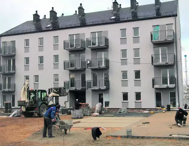Nowy blok z gminnymi mieszkaniami przy ulicy Armii Krajowej 8 w dzielnicy Ząbkowice jest już prawie gotowy