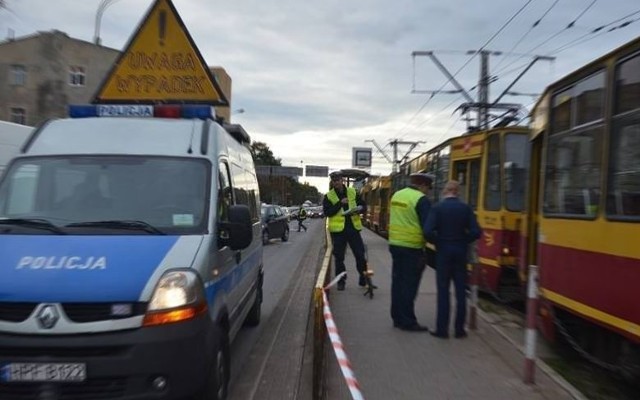 Na ul. Zachodniej (przy Manufakturze ) kobieta stojąca na przystanku nieopatrznie włożyła rękę między skrzydła ostatnich drzwi tramwaju linii 2, czego nie zauważył motorniczy. Kiedy zamknął drzwi, ręka utknęła w nich a kobieta była ciągnięta przez tramwaj 15 metrów.Czytaj na kolejnym slajdzie 