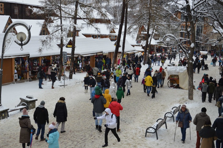 Zakopane zatłoczone. Tysiące turystów. Brakuje wody w kranach [ZDJĘCIA]