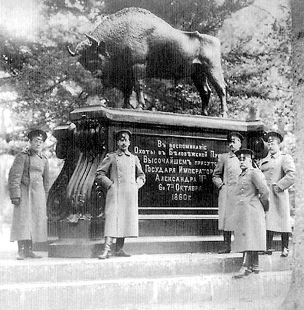 Grupa oficerów 4-go charkowskiego pułku ułanów na tle pomnika żubra w Zwierzyńcu, 1912 rok