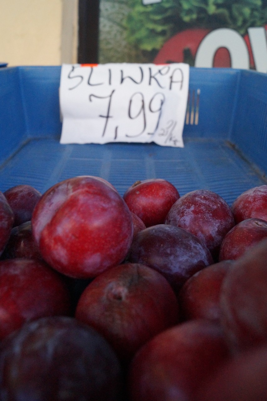 Ostrołęka. Ceny owoców i warzyw 19.05.2022. Zdjęcia