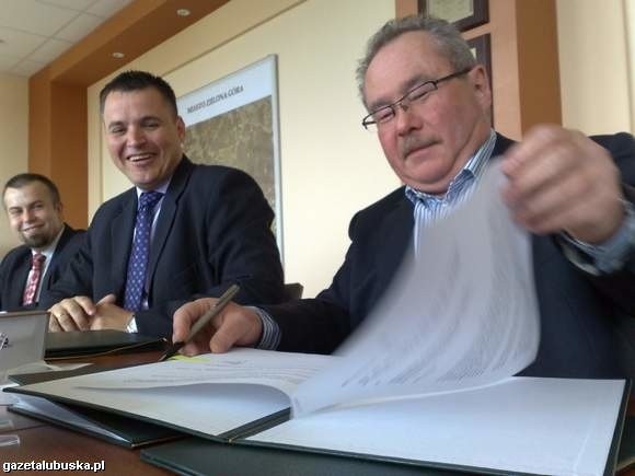 Zbigniew Bąbelek podpisuje porozumienie. Uśmiechnięty Janusz Kubicki ma powody do radości, bo kasa miejska może się wzbogacić o 50 milionów złotych.