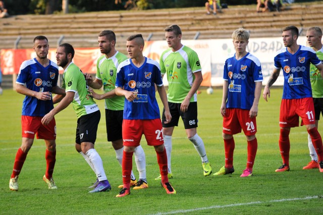 Gabriel Nowak (pierwszy z prawej) jesienią wystąpił na stadionie w Opolu w barwach ROW-u Rybnik. Teraz będzie już grał w niebiesko-czerwonych barwach.