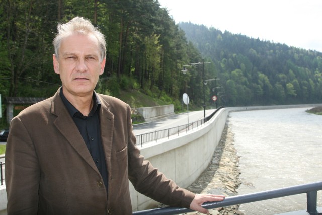 Tomasz Kmiecik, wiceburmistrz Piwnicznej-Zdroju, przekonuje, że budowa tunelu pod górą Kicarz nie zaszkodziłaby znajdującym się nieopodal źródłom wód mineralnych. Mają dowodzić tego badania