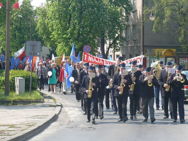 Pierwszomajowy pochód w Ostrowcu na Alei 3 maja.