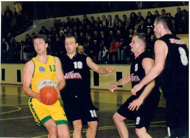 Jacek Robak (z piłką) w barwach Elany Toruń zagrał przeciwko swoim byłym kolegom z Astorii. Od lewej: Artur Gliszczyński, Sebastian Scheffera, Robert Małecki.