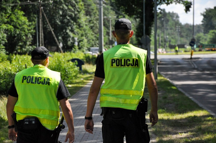 Na miejscu pracują funkcjonariusze z całego kraju - m.in. z...