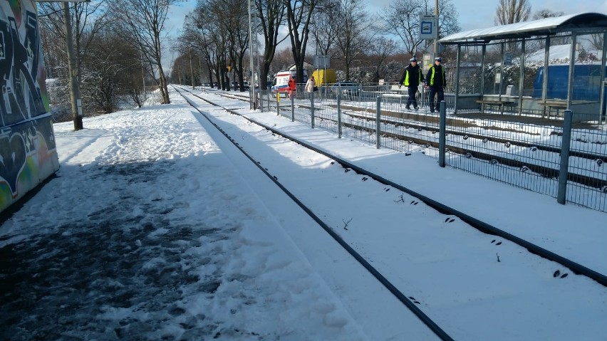 Wrocław: Wypadek karetki na ulicy Kosmonautów (ZDJĘCIA)