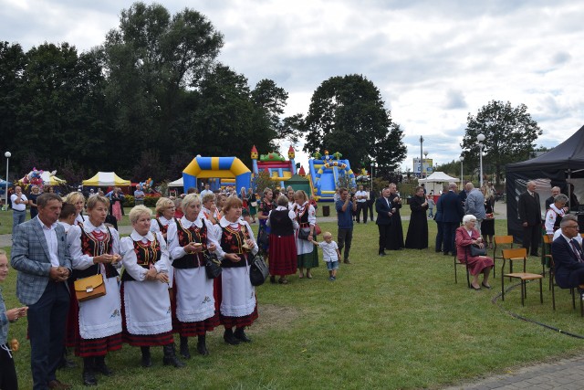 Na dożynkach gminnych w Mirowie pojawiły się regionalne Koła Gospodyń Wiejskich.