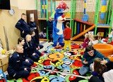Młodzi policjanci z Katowic wręczyli prezenty dla podopiecznych domów dziecka
